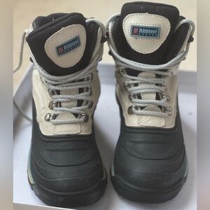 Alpine design White and black women’s snow boots size 6.